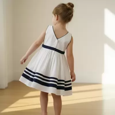 Vestido de criança branco com detalhes em azul escuro com botões nas costas
