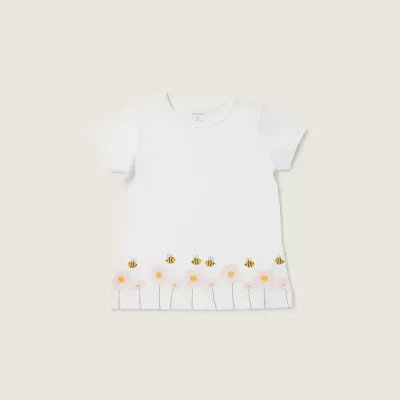 T-shirt branca infantil com flores cor de rosa e abelhas na parte inferior
