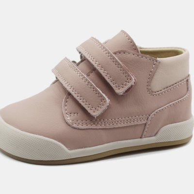 Sapato infantil rosa claro em couro com tiras de velcro