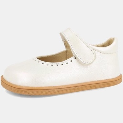 Sapato branco de menina com sola castanha e fecho de velcro