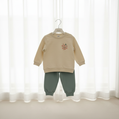 Conjunto de roupa para bebé bege e verde com bordado floral