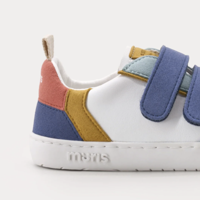 Sapatilha branca com detalhes coloridos e tiras de velcro azuis