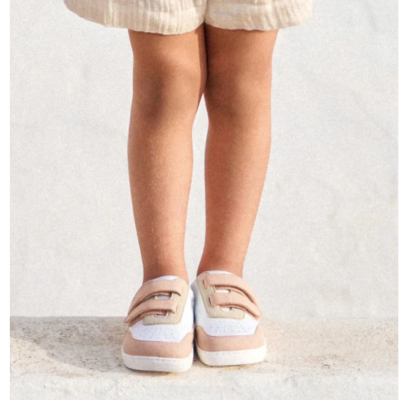 Ténis infantis rosa claro com branco e fechos de velcro