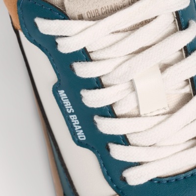 Ténis com atacadores brancos e detalhes azuis e bege