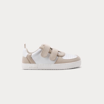 Sapatilha branca e bege com fecho em velcro duplo