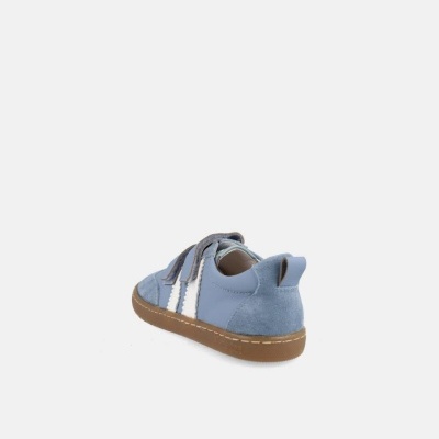 Tênis infantil azul com riscas brancas e sola castanha