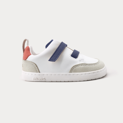 Tênis infantil branco com detalhes cinza, cor de salmão e tiras azuis em velcro