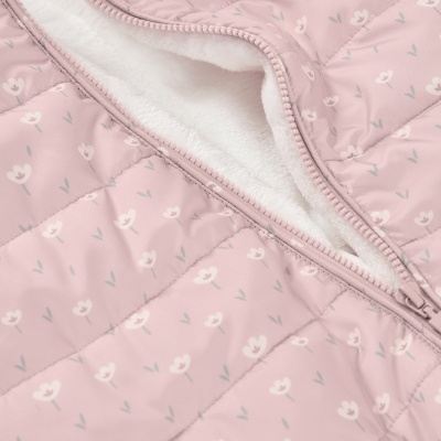 Casaco acolchoado rosa com padrão de flores e fecho de correr