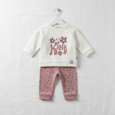 Conjunto de roupa de bebé branco e cor-de-rosa com padrão floral e texto KIND.