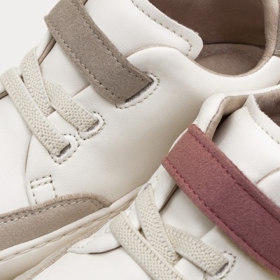 Ténis infantis branco com detalhes em camurça bege e rosa e tira de velcro