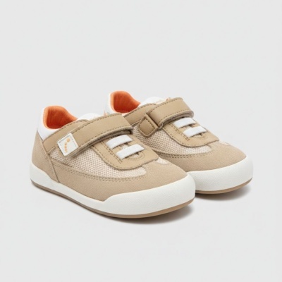 Sapatilhas infantis bege com acabamento branco e interior laranja