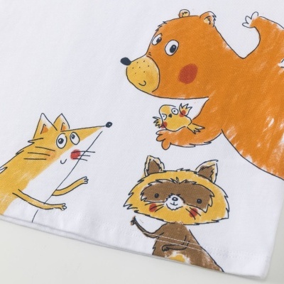 T-shirt branca com desenhos animados de animais coloridos na parte inferior.