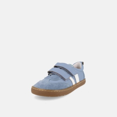 Ténis infantil azul claro com fecho de velcro e sola castanha