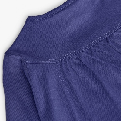 Detalhe de camisa ou blusa azul com costuras e franzido no tecido