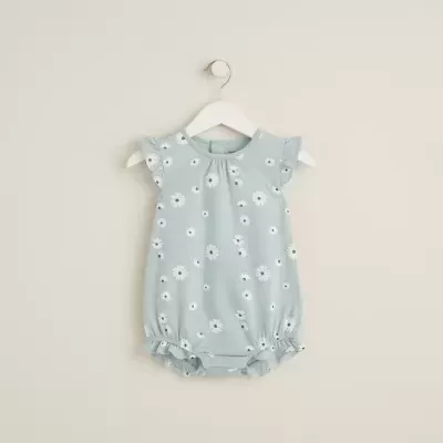 Pelele azul claro para bebé com padrão de flores brancas e mangas curtas com folhos