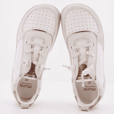 Sapatos infantis brancos com detalhes perfurados e fecho com cordão