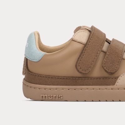 Sapatilha castanha com tiras de velcro e detalhes azuis para criança