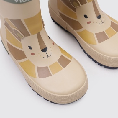 Botas de chuva infantis bege com desenho de leão e texto 'victoria' na parte superior