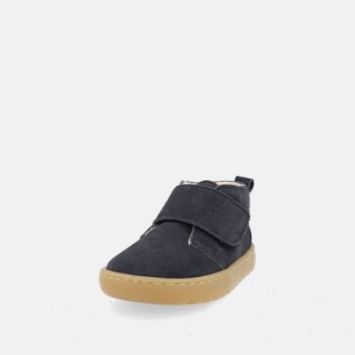 Sapato infantil azul escuro com sola bege e fecho de velcro em fundo branco