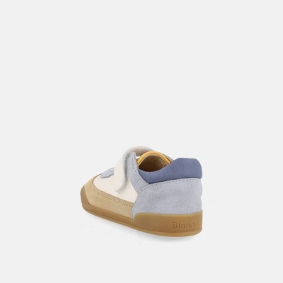 Ténis branco e bege com sola castanha e detalhe azul no calcanhar