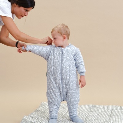 SACO DE DORMIR COM PÉS - WOODLAND - TOG 2.5 - COM MEIAS E MANGAS