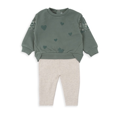 Conjunto roupa infantil com camisola verde com corações e bordados e calças bege.