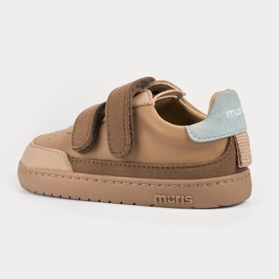 Tênis infantil marrom com fecho em velcro e detalhes em azul claro