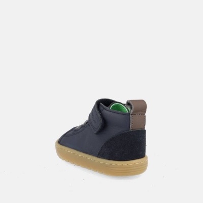 Sapato infantil azul escuro com sola bege e fecho velcro