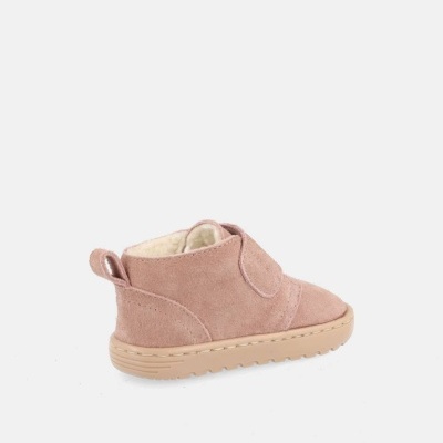 Botins infantis cor de rosa em camurça com sola bege e fecho de velcro