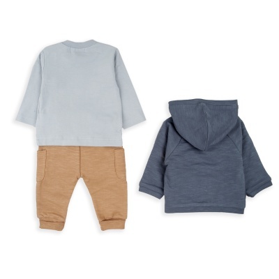 Conjunto infantil com camisa cinzenta, calças castanhas e casaco azul com capuz