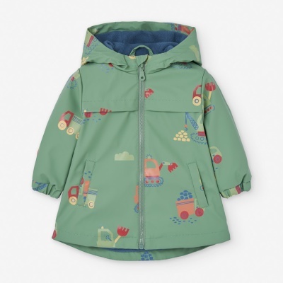 Casaco impermeável verde com padrão de máquinas de construção para criança