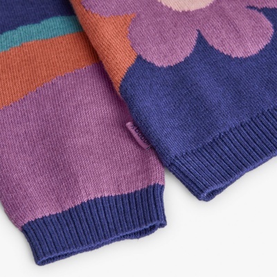 Mangas de camisolas de malha coloridas com padrão floral e etiqueta 'moody'