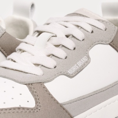 Ténis branco e cinza com logótipo MURRIS BRAND