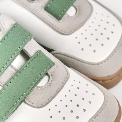 Ténis infantis em camurça cinza e couro branco com tiras verdes de velcro