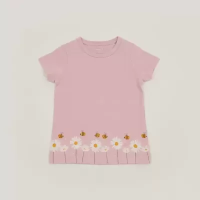 T-shirt rosa claro com estampado de margaridas e abelhas