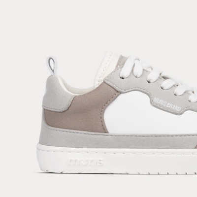 Tênis branco e cinzento com sola e atacadores brancos e marca MURIS BRAND