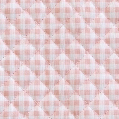 Tecido acolchoado rosa e branco com padrão xadrez e costura em losangos