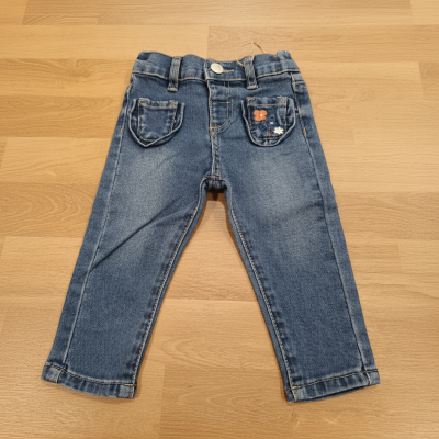 Calças de ganga azul para criança com bordado de flores em um bolso