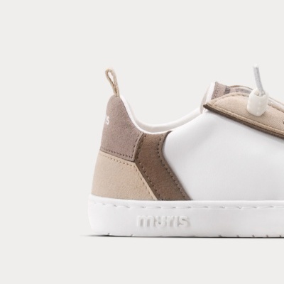 Sapatilha branca com detalhes em camurça bege e castanha e sola branca