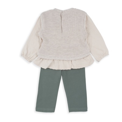 Conjunto de roupa de criança com camisa creme, colete bege e calças verdes