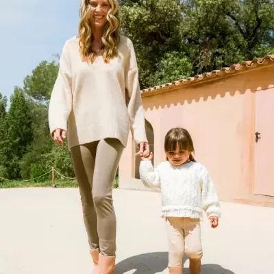 Mulher e criança em roupa casual confortável a andar num espaço exterior