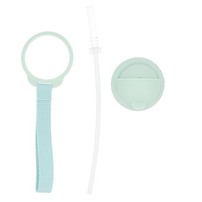 Conjunto de acessórios para bebida verde água com pega circular, tira de tecido azul clara, palhinha e tampa redonda.
