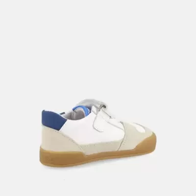 Tênis infantil branco com detalhes bege e sola castanha