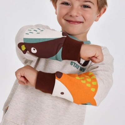 Camisola cinza com cotovelos coloridos com desenhos de castor e raposa