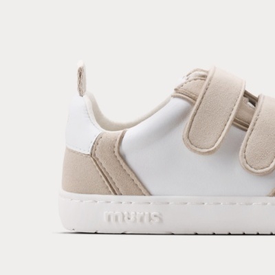 Sapatilha branca e bege para criança com duas tiras de velcro