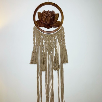 Caça Sonhos flor de Lótus madeira e macramê