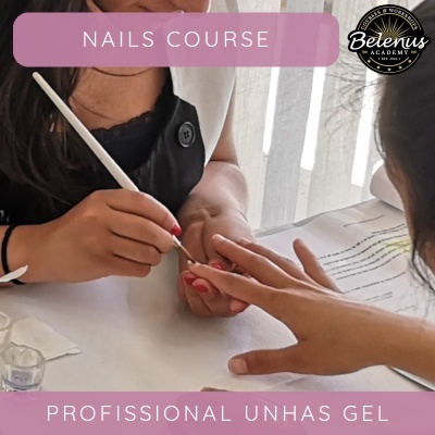 Aplicação de unhas de gel com pincel branco numa mesa branca com papéis e cortinas ao fundo