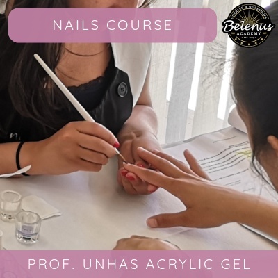 Curso de unhas em gel acrílico com pincel e unhas vermelhas no Belenus Academy