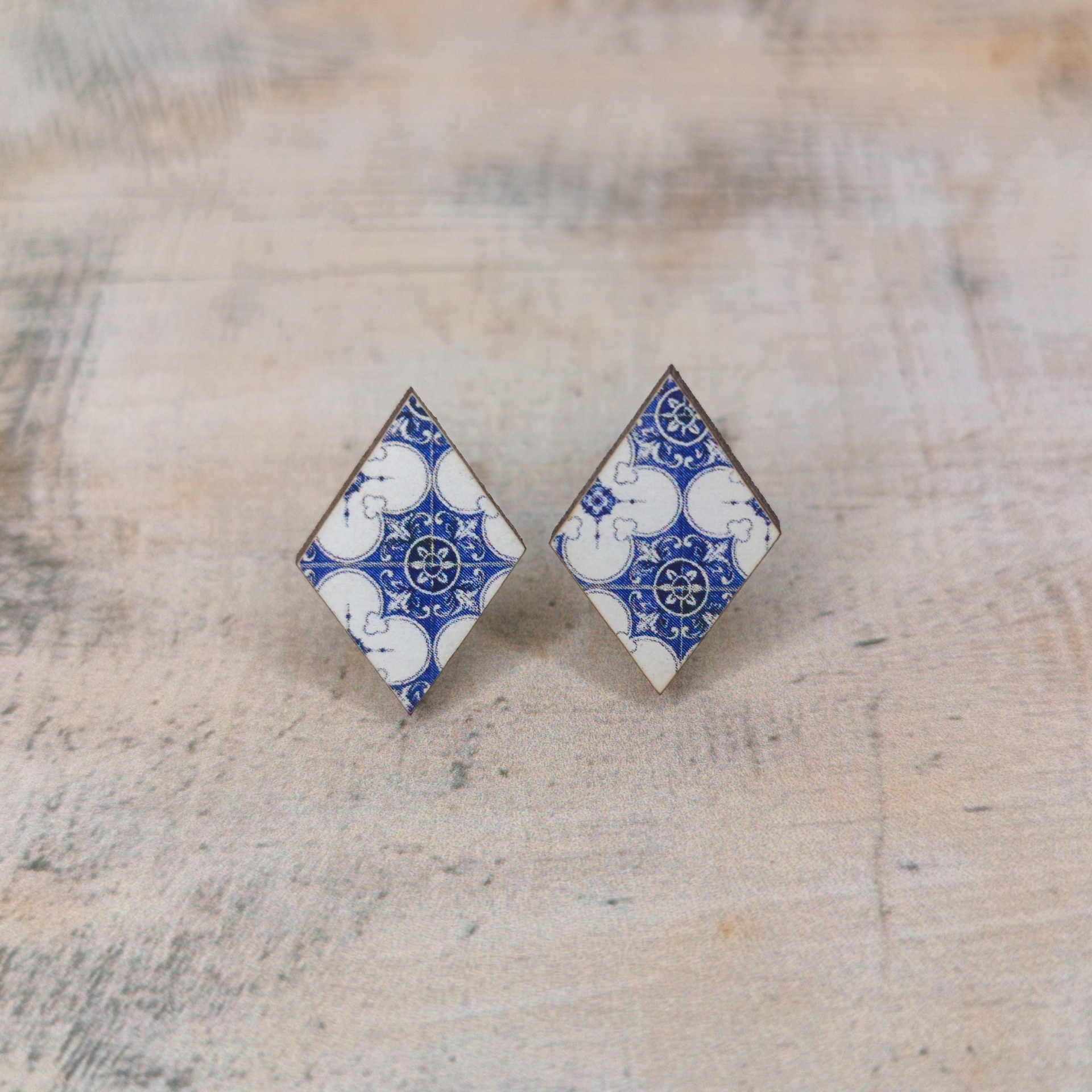 Brincos Alcobaça Brincos losango com padrão azul e branco sobre superfície clara