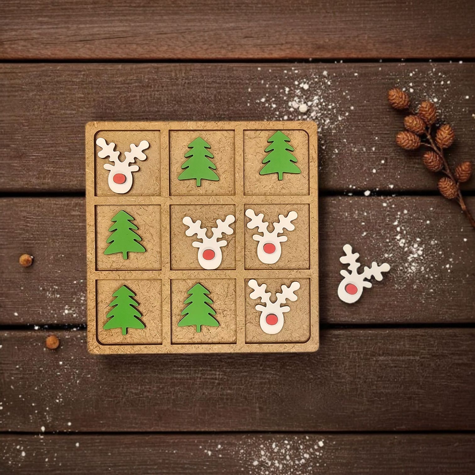 Jogo do Galo Rena Jogo de tabuleiro natalício com peças em madeira verde e branca sobre mesa de madeira